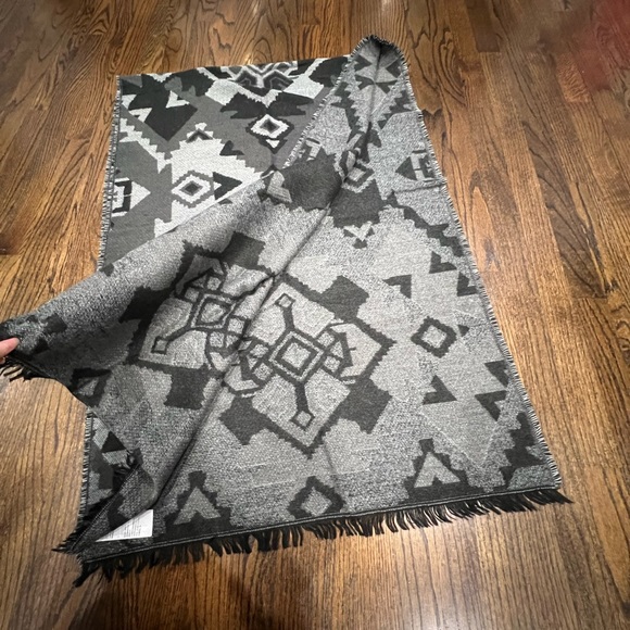 Like New Hollister Dark Gray/Black Jacquard Patterned Blanket Scarf - Picture 3 of 6